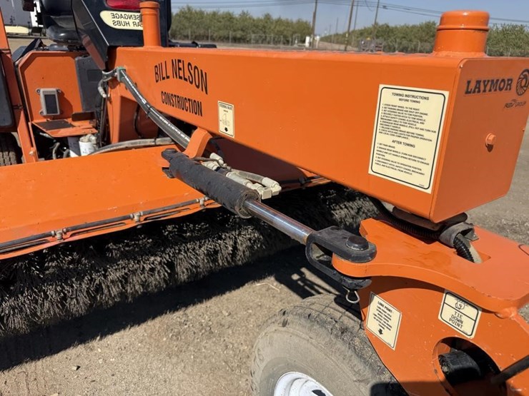 lay-mor-sm-300-3-wheel-broom-image-13