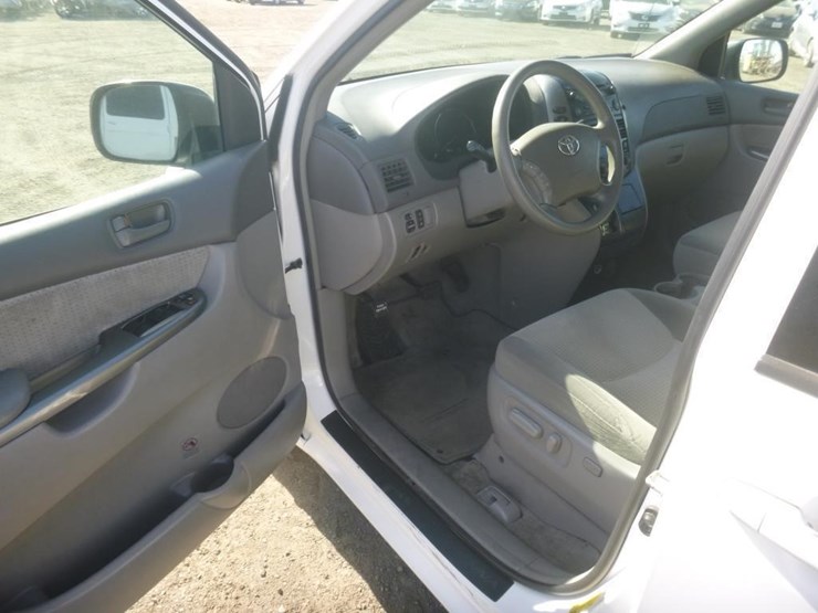 2008-toyota-sienna-image-7