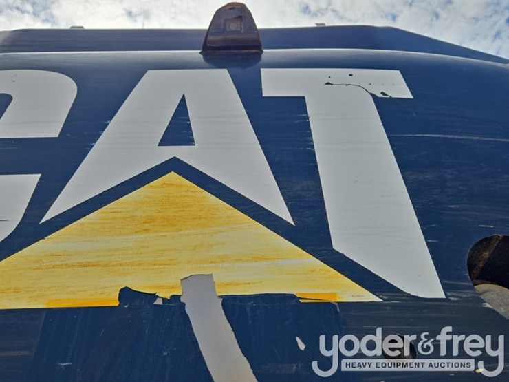 2019-caterpillar-352-image-76
