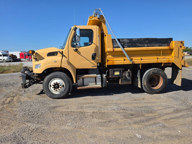 2011-freightliner-m2-106-image-4