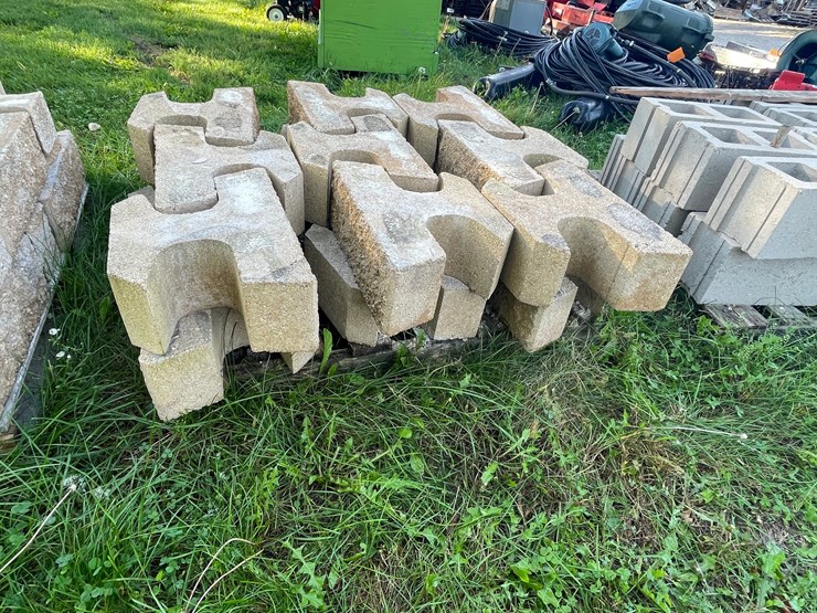 #3205-•-(2)-pallets-of-interlocking-concrete-retaining-wall-blocks-image-6