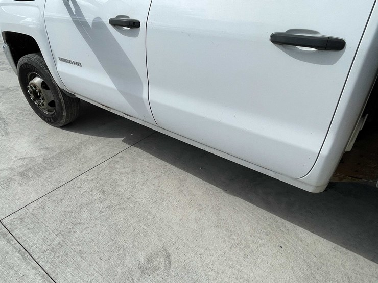 2018-chevrolet-3500-image-18