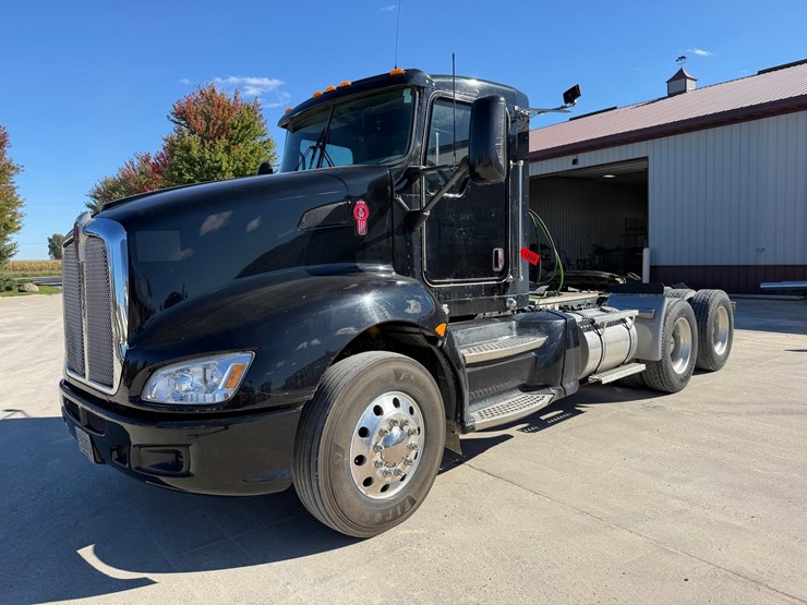 #1728-•-2012-kenworth-day-cab-truck-tractor-image-1