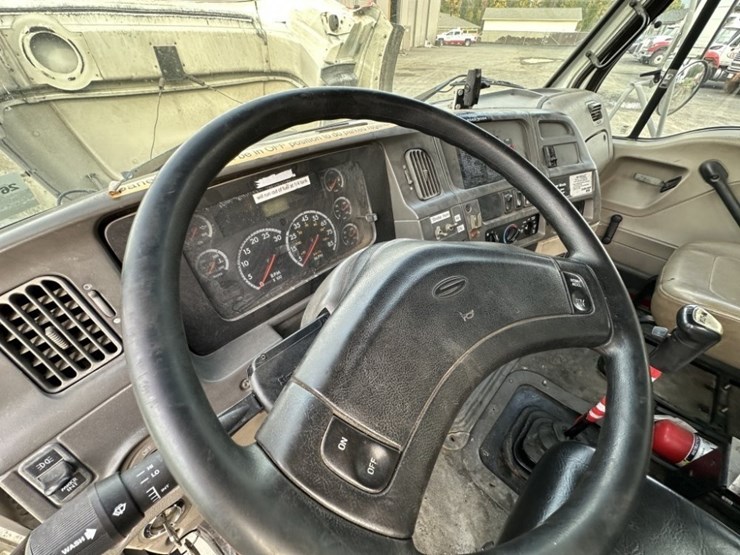 2008-sterling-l9500-image-24