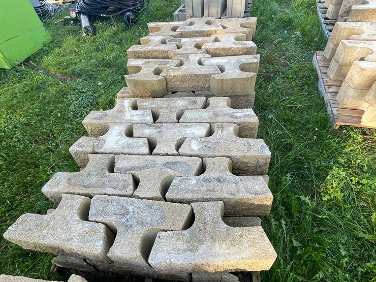 #3205-•-(2)-pallets-of-interlocking-concrete-retaining-wall-blocks-image-4