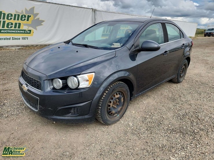 2015-chevrolet-sonic-lt-image-1