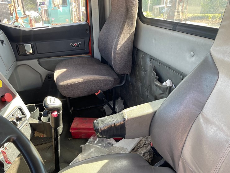 2016-western-star-4900sb-image-89