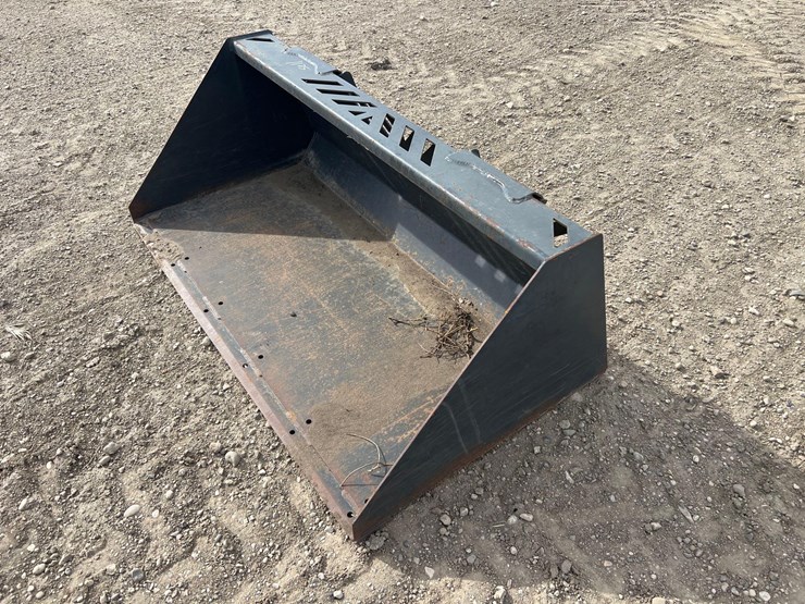 mini-skid-steer-bucket-image-1