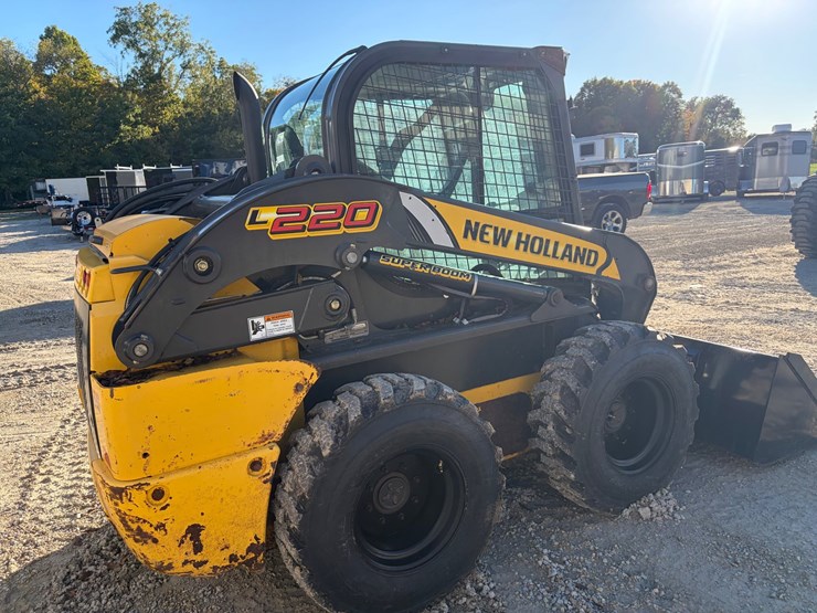 2019-new-holland-l220-image-2
