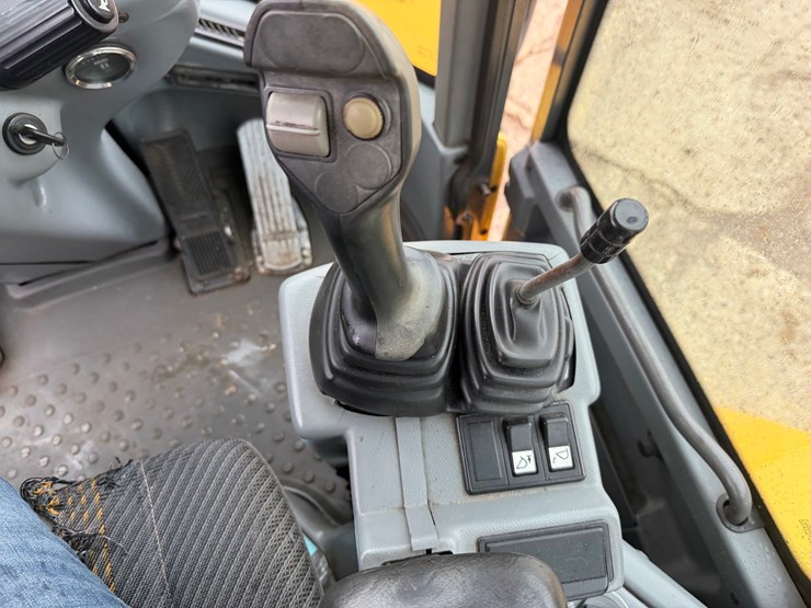 2005-volvo-l45b-image-45