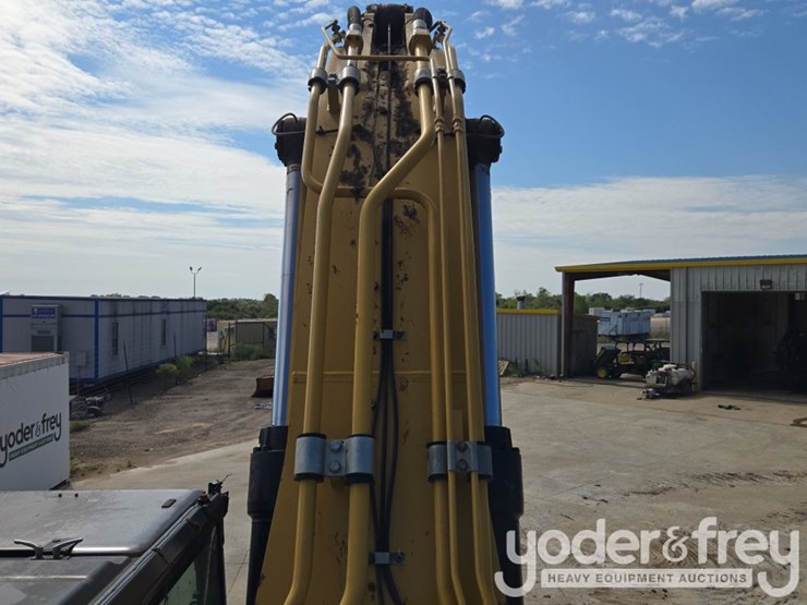 2019-caterpillar-352-image-61