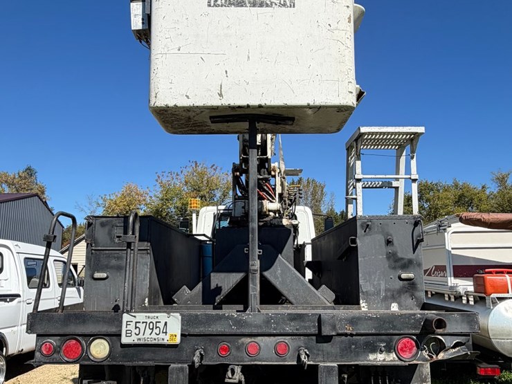 #132-•-2007-international-bucket-truck,-(has-wi-title)-(bear-creek,-wi)-image-6