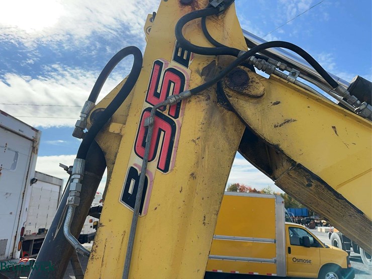 new-holland-b95b-image-15