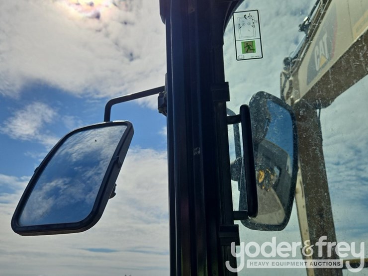 2019-caterpillar-352-image-77