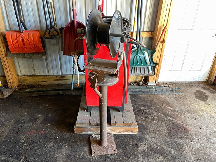 #1847-•-hotsy-cold-water-pressure-washer-and-hose-reel-image-2