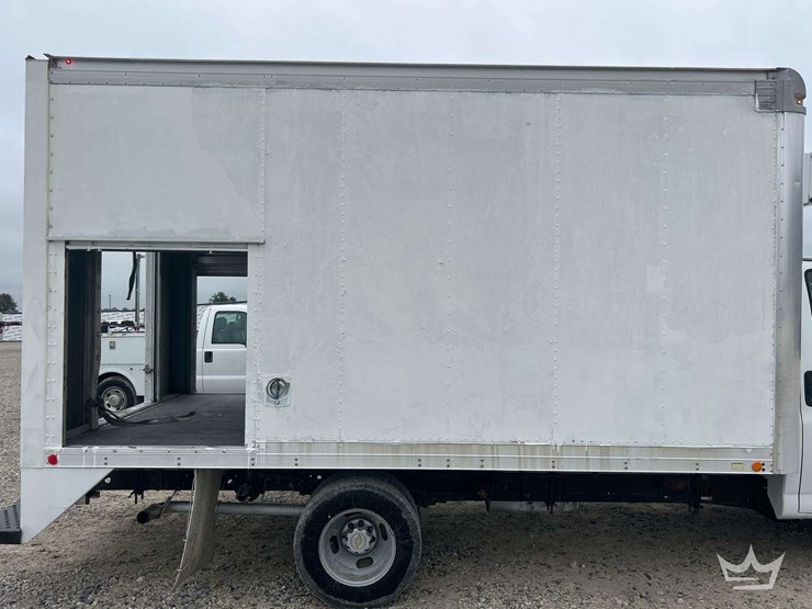 2015-chevrolet-express-4500-image-12