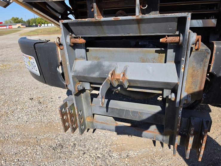 2011-freightliner-m2-106-image-106