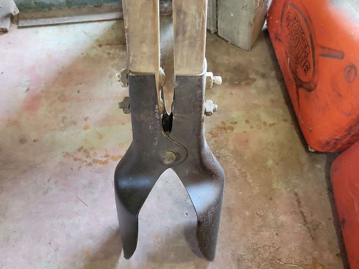 manual-post-hole-digger-with-wooden-handles-and-steel-blades-image-2