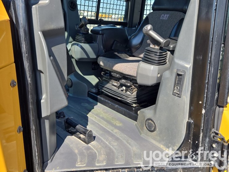 2021-caterpillar-d4-lgp-image-58