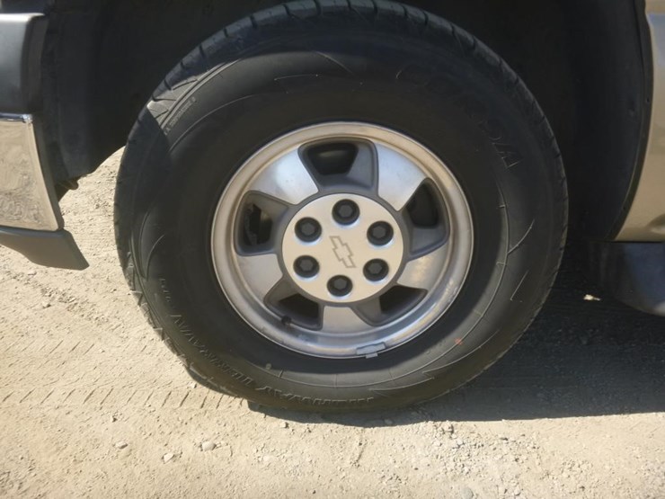 2002-chevrolet-tahoe-image-15