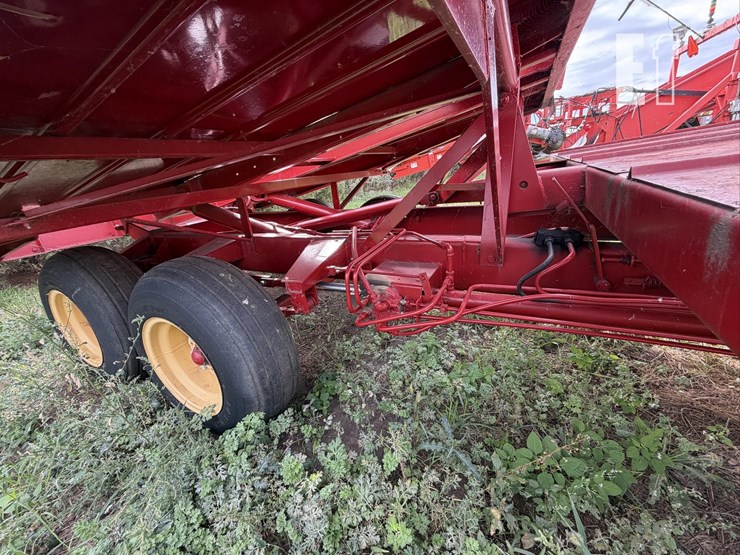 new-holland-1033-image-14