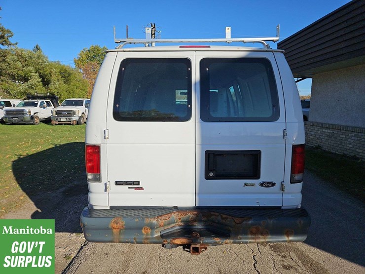 2013-ford-cargo-image-6
