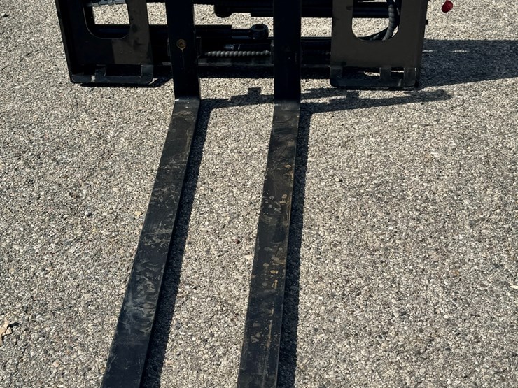 future-skid-steer-side-shift-pallet-forks-image-2