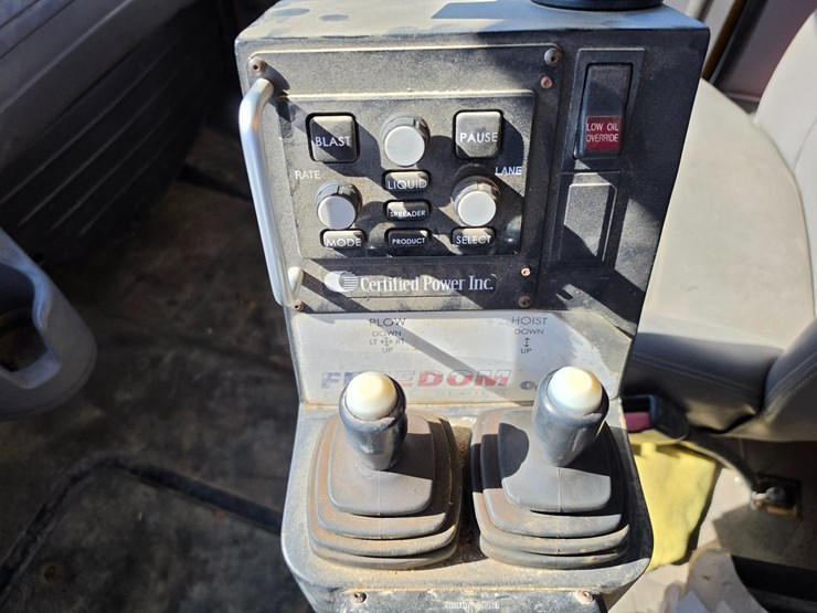 2011-freightliner-m2-106-image-90