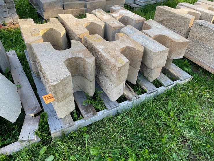 #3199-•-(2)-pallets-of-interlocking-concrete-retaining-wall-blocks-image-1