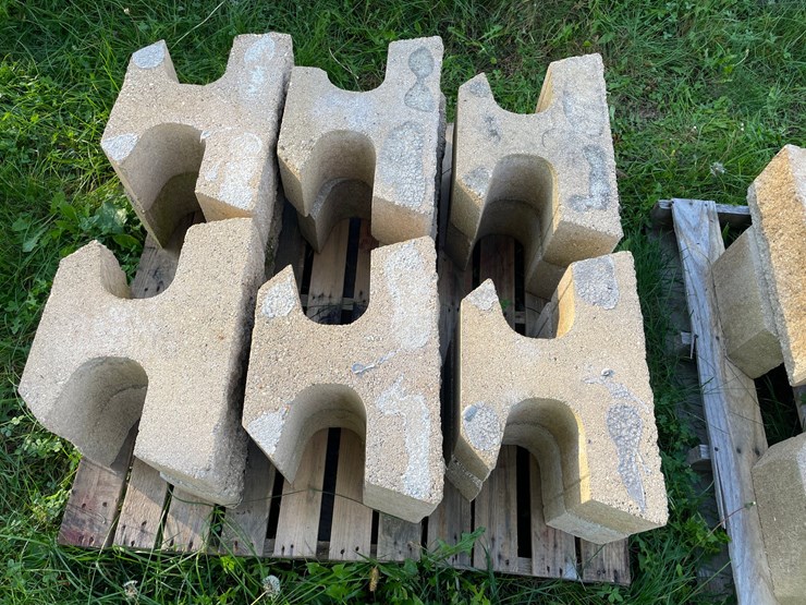 #3199-•-(2)-pallets-of-interlocking-concrete-retaining-wall-blocks-image-7