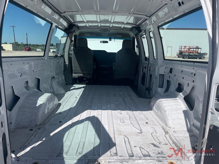 2014-ford-cargo-image-17