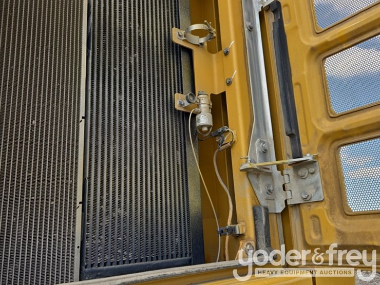 2018-caterpillar-352-image-39