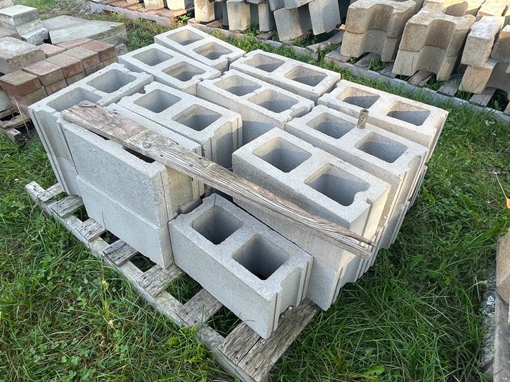 #3204-•-pallet-of-gray-concrete-cinder-blocks-image-1