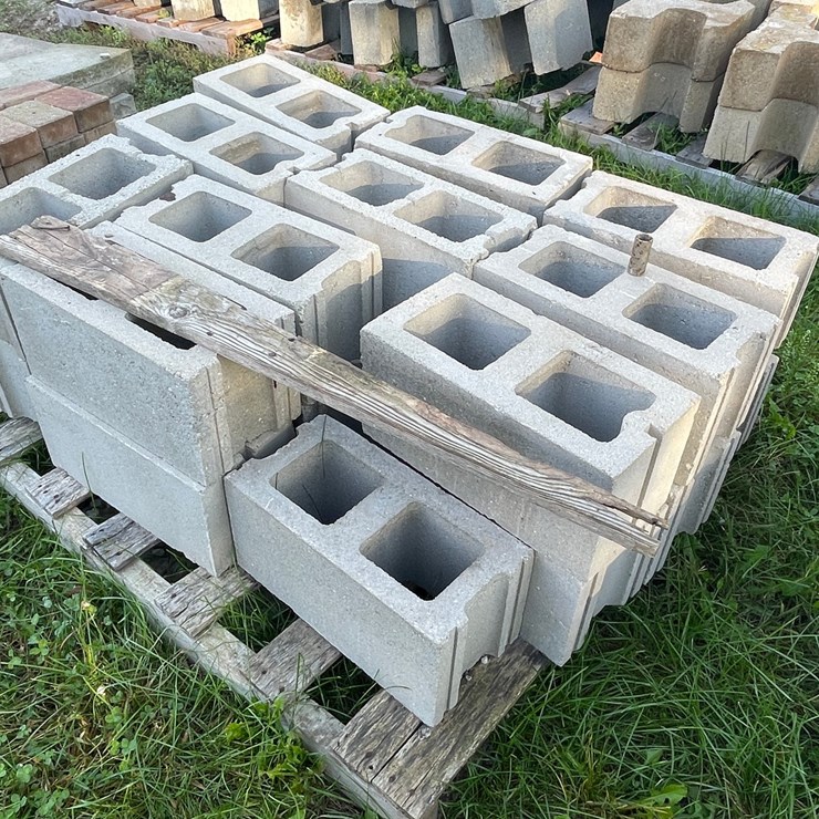 #3204 • Pallet of Gray Concrete Cinder Blocks