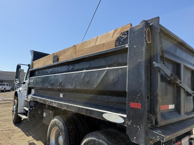 2018-freightliner-m2-dump-truck-image-50