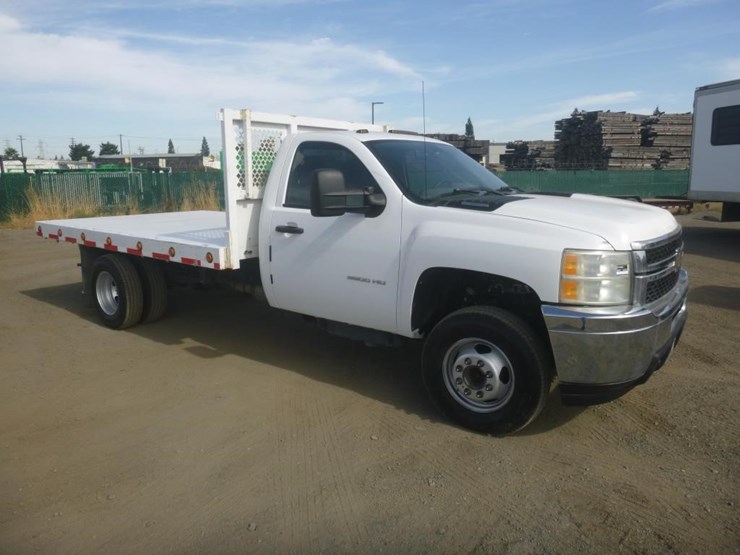 2011-chevrolet-3500-image-2