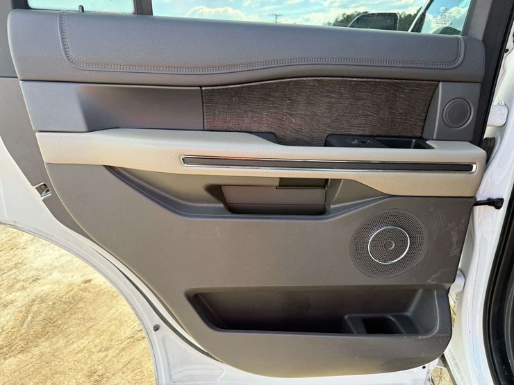 2020-ford-expedition-limited-image-18