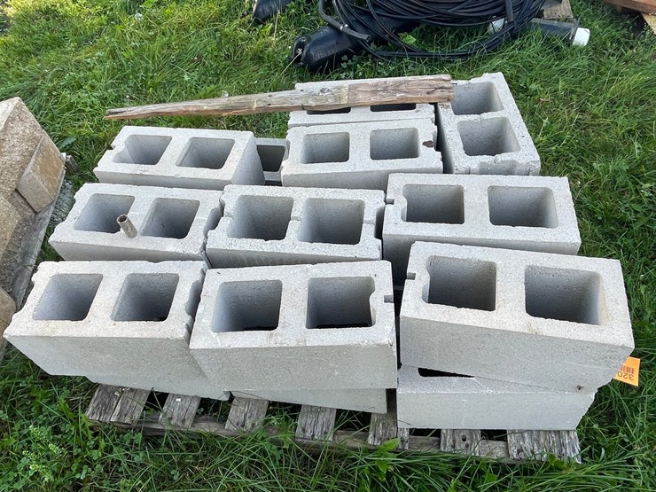 #3204-•-pallet-of-gray-concrete-cinder-blocks-image-4