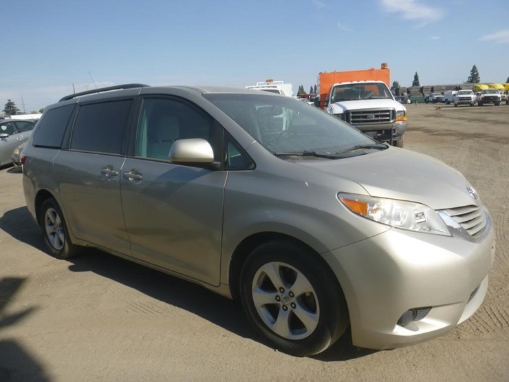 2017-toyota-sienna-image-3