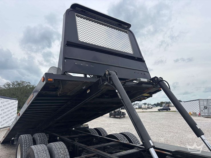 2015-peterbilt-348-image-29