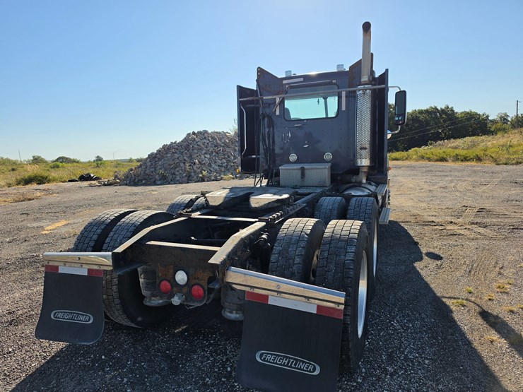 2016-freightliner-columbia-120-image-11