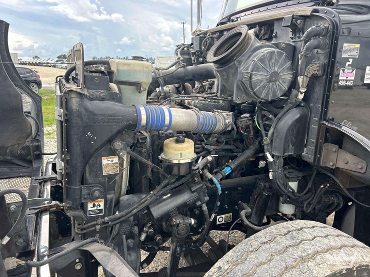 2015-peterbilt-348-image-12