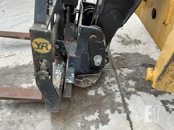 2018-caterpillar-tl1055d-image-11