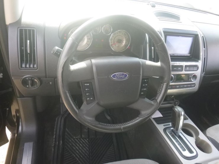 2010-ford-edge-image-10