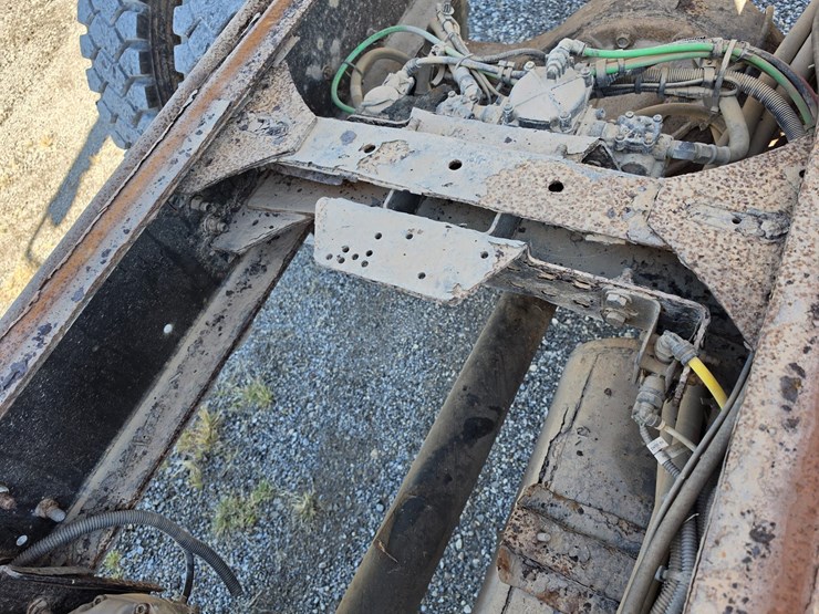 2011-freightliner-m2-106-image-43