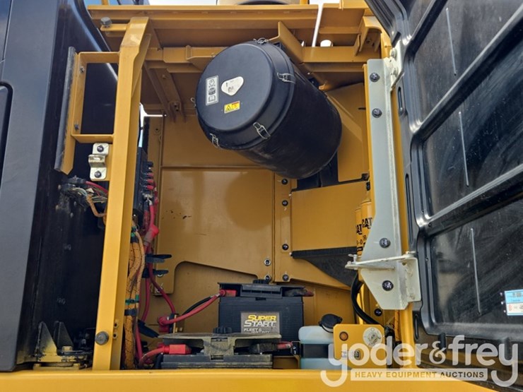 2018-caterpillar-352-image-33