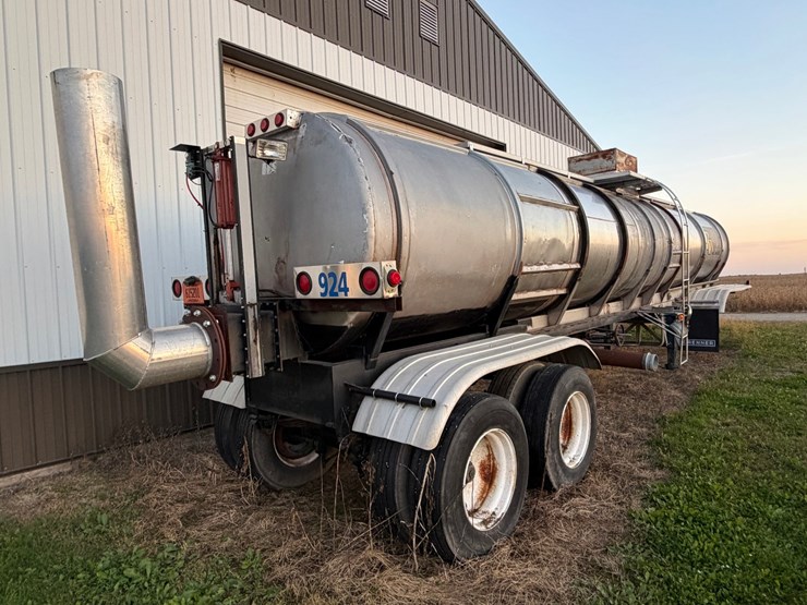 #1735-•-1984-certified-waste-tanker-image-3