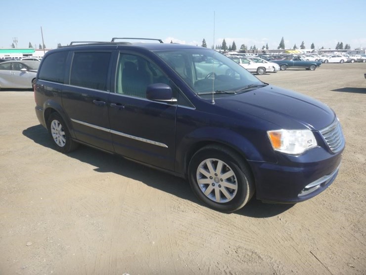 2014-chrysler-town-&-country-image-2