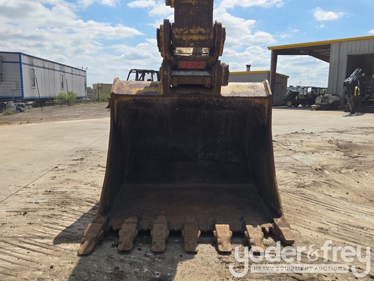 2018-caterpillar-352-image-26