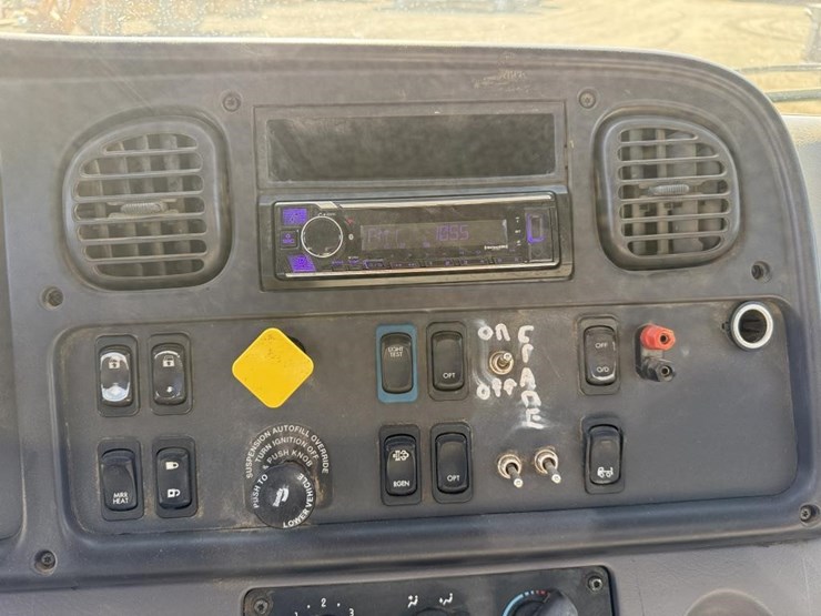 2016-freightliner-mechanics-truck-image-79